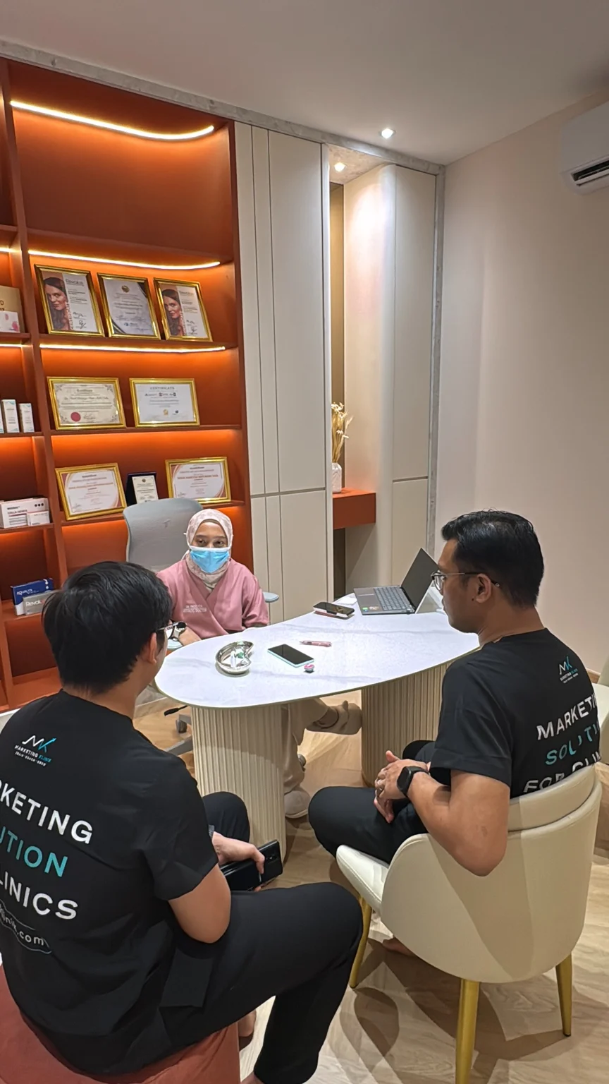 Marketing Klinik team in a hands-on coaching session with a doctor
